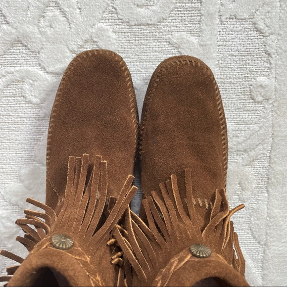 Minnetonka Dusty Brown Suede Hi Top Back Zip Fringe Ankle Booties - Picture 13 of 15